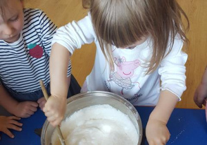 Dzieci przygotowują ciasto na gofry.